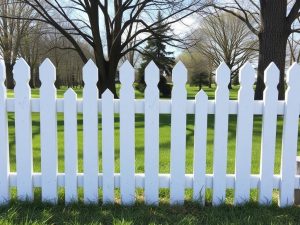 Забор из штакетника: просто, красиво и с характером