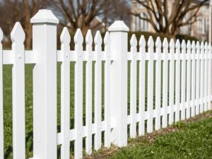 Забор из евроштакетника: практично, красиво и продуманно