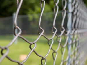 Сетка рабица: простое решение для самых разных задач — как выбрать, поставить и обслуживать