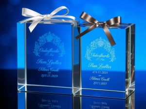 Подарки с гравировкой: как превратить вещь в память, которую хочется хранить